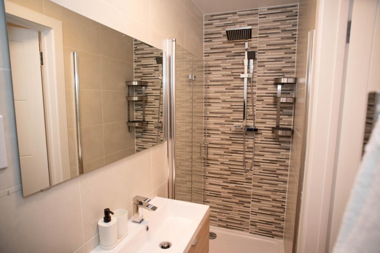 Walnut Flats-F4, 2-Bedroom With Ensuite - Parking, Netflix, Wifi - Close To Oxford, Bicester & Blenheim Palace คิดลิงตัน ภายนอก รูปภาพ